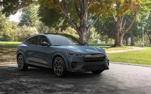 فورد تعلن فتح باب طلبات شراء Mach-E 2023.. وتوضح سبب زيادة أسعارها