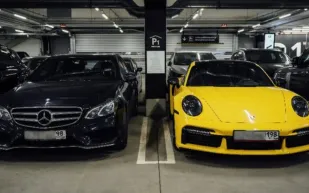 مطار عاصمة فنلندا يمتلئ بالسيارات الفارهة.. فما القصة؟ (فيديو) 