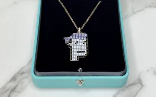 على طريقتها الخاصة.. «Tiffany & Co» تنضم لعالم الرموز غير القابلة للاستبدال (صور)