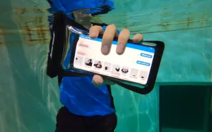 «AquaApp» أول تطبيق للمراسلة تحت الماء في العالم (فيديو) 