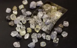 الهند تكسر الحصار وتمرر الألماس الروسي إلى نيويورك