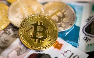 بلومبرغ: لتحويل الرياض لمركز مالي عالمي.. السعودية تدرس تعيين مسؤول للعملات المشفرة