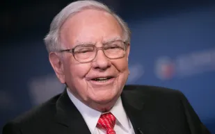 الملياردير «وارن بافيت» يحتفل بعيد ميلاده الـ 92 ببيع صورة له