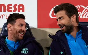 «بيكيه» .. قد يؤخر عودة «ميسي» إلى برشلونة