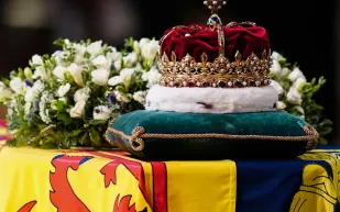 عمره 500 عام.. تاج ملكي على نعش الملكة إليزابيث الثانية (صور) 