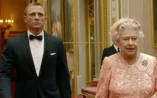 هل قفزت الملكة إليزابيث من طائرة مروحية يقودها جيمس بوند؟