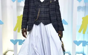 إطلالات رجالية غريبة جدًّا للمشاهير بحفل جوائز الأغاني المصورة 2022