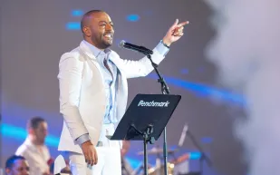 مناديل "معلش" لمواجهة أغاني تامر عاشور في حفله بجدة