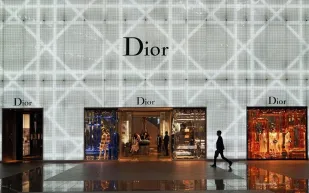 "ديور" تعرض مجموعتها للأزياء الرجالية 2023 أمام الأهرامات 