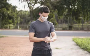 ابتكار كمامة ذكية تكشف فيروسات كورونا والإنفلونزا في الهواء