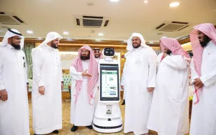 السديس يدشن «روبوت التلاوات والخُطب والأذونات» في إطار مشروع الحرم الذكي