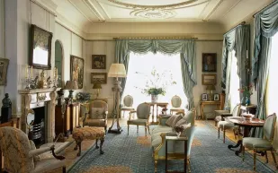 بعد تنصيبه ملكًا.. جولة داخل المقر الرسمي لإقامة الملك تشارلز وزوجته كاميلا (صور)