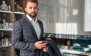 للرجل الأنيق: كيف تختار الملابس المناسبة لعمرك؟