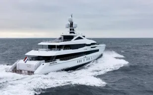 "لوزين" .. يخت فاخر بطابع بحري رقيق (صور)