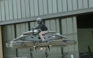 اختبار أول دراجة طائرة في العالم (فيديو)