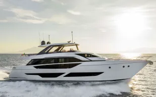أول يخت في سلسلة "فيريتي 860".. تصميم إيطالي وصالون بدون ضوضاء (صور) 