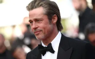 علاقة براد بيت بعارضة أزياء شهيرة تصغره بـ 27 عامًا.. حب أم صداقة؟ 