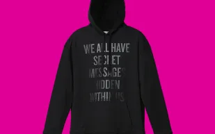 دار «فالنتينو» تطلق مجموعة قمصان بأقوال معبّرة للكاتب «دوغلاس كوبلاند»