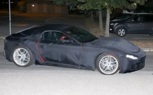 لأول مرة.. نشر صور تجسسية لسيارة فيراري «Roma Spider»