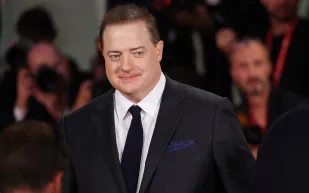 فيلم «The Whale» يُعيد «بريندان فريزر» للبطولة بـ 272 كيلوغرامًا (فيديو)