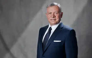 موكب الملك عبدالله الثاني يتوقف بالعاصمة الأردنية من أجل شرطية (فيديو)