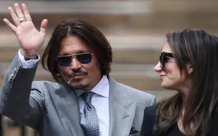 «جوني ديب» يقع في حب محاميته في قضية «ضارب زوجته»