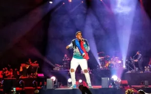 وفاة مغن على خشبة المسرح في باريس