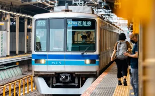 مشاجرة صامتة في مترو الأنفاق باليابان لعدم إزعاج الركاب