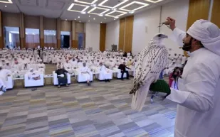 معرض أبوظبي الدولي للصيد يبيع أغلى صقر في تاريخه