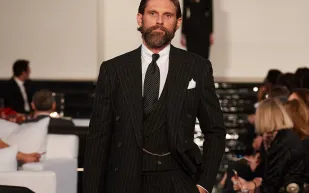 خريف وشتاء "رالف لورين" 2022 .. أسود وأبيض بلمسة رومانسية