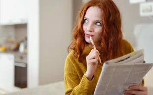 دراسة نرويجية: المرأة أفضل من الرجل في حل الكلمات المتقاطعة