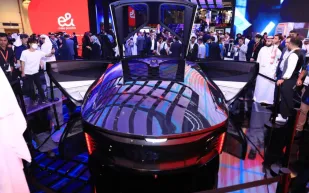 عرض سيارة تعمل بالذكاء الاصطناعي في جيتكس غلوبال