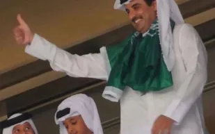 أمير قطر يشجع المنتخب السعودي في المدرجات