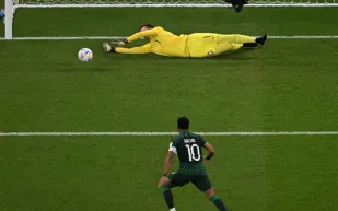 حارس بولندا يكشف كيفية تصديه لركلة جزاء سالم الدوسري