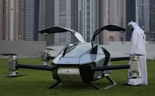 سيارة Xpeng X2 تحلق في أفق مدينة دبي