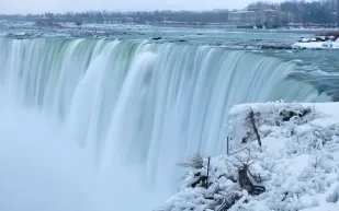 «إعصار القنبلة» يتسبب في تجمد شلالات «نياغارا» (فيديو)