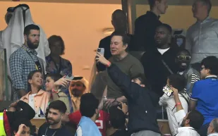  إيلون ماسك يحضر إلى ملعب «لوسيل» لتشجيع الأرجنتين (فيديو)