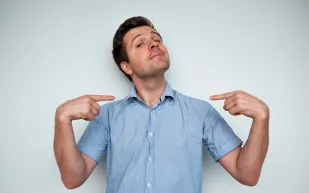 دراسة: الرجال النرجسيون أكثر سخاءً بسبب «التستوستيرون»