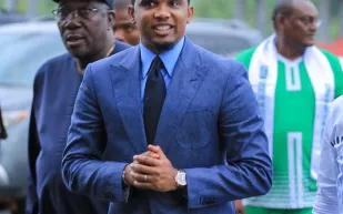 صامويل إيتو يعتدي على «يوتيوبر» عربي ويحطم كاميرته (فيديو)