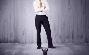 بسبب «مجمع نابليون».. الرجال قصار القامة يتصفون بالعدوانية واللامبالاة