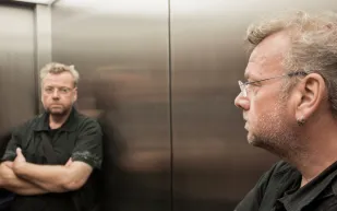 ثلاثة أسباب غريبة وراء وضع مرآة في المصعد