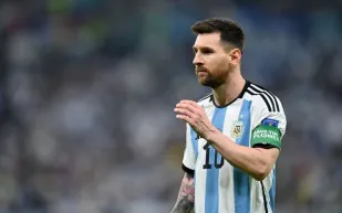 بعد رفضه الاعتذار لمنتخب المكسيك.. ميسي يُحرج ليفاندوفسكي 