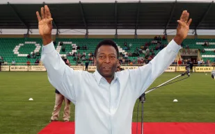 وفاة أسطورة كرة القدم «بيليه».. ونعش ذهبي لجنازته