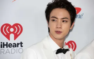 «جين» أكبر  أعضاء فرقة BTS سنًا يؤدي الخدمة العسكرية