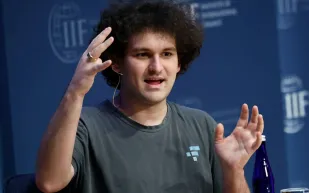 بكفالة 250 مليون دولار.. الإفراج عن «ملك البيتكوين» بعد خسارة 26 مليار دولار