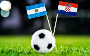 حكام مباراة الأرجنتين وكرواتيا اليوم في نصف نهائي كأس العالم 2022