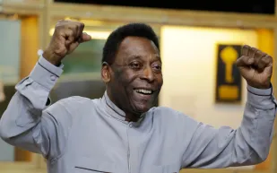 الأسطورة بيليه يودع عشاقه من سريره وتجهيزات ضخمة لجنازته