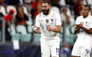 بنزبما ينقلب على لاعبي منتخب فرنسا ويلغي متابعتهم .. ما القصة ؟