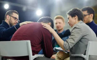 من الأكثر تعاطفًا مع الآخرين.. الرجال أم النساء؟