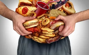 بسبب الخصيتين.. النساء أكثر سمنةً من الرجال